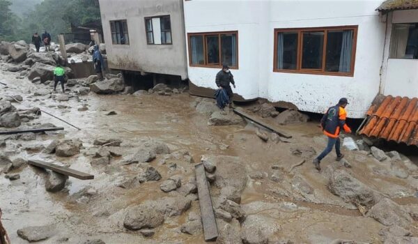 Fotografía de los efectos de las intensas lluvias y el desborde del río Alcamayo hoy, en Aguas Calientes (Perú). EFE/ Ferdinan Ccori Quispe