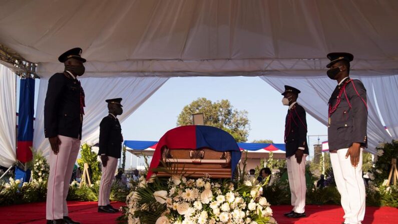Fotografía de archivo de policías que custodian el féretro con el cuerpo del presidente Jovenel Moise durante el inicio de su ceremonia fúnebre, en Cap-Haitien (Haití). EFE/ Orlando Barría

