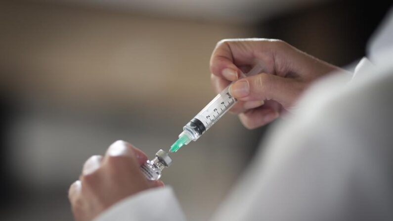 Fotografía de archivo de personal médico mientras prepara dosis de la vacuna contra covid-19 durante una jornada de inoculación en el Palácio Tiradentes, antigua sede de la Asamblea Legislativa, en Río de Janeiro (Brasil). EFE/André Coelho/Archivo