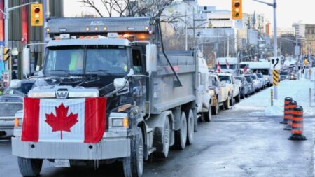 Abren carriles en ambos sentidos en la protesta en la frontera de Alberta