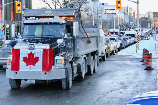 Camiones y otros vehículos circulan por Ottawa como parte del convoy de camioneros que protestan por las restricciones y mandatos de COVID-19, el 29 de enero de 2022. (Jonathan Ren/The Epoch Times)

