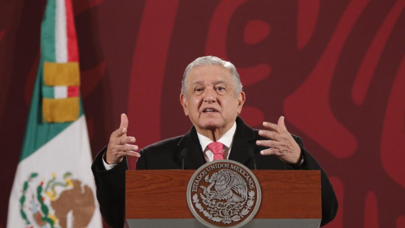 El presidente de México, Andrés Manuel López Obrador, habla durante una rueda de prensa hoy, en el Palacio Nacional, en Ciudad de México (México). EFE/ José Méndez
