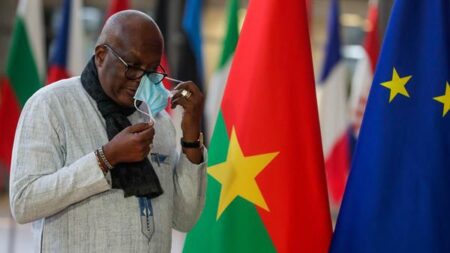 Presidente de Burkina Faso renuncia y queda detenido por los militares