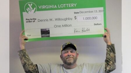 Hombre gana 1 millón de dólares en la lotería, ¡y solo fue a comprar leche con chocolate!
