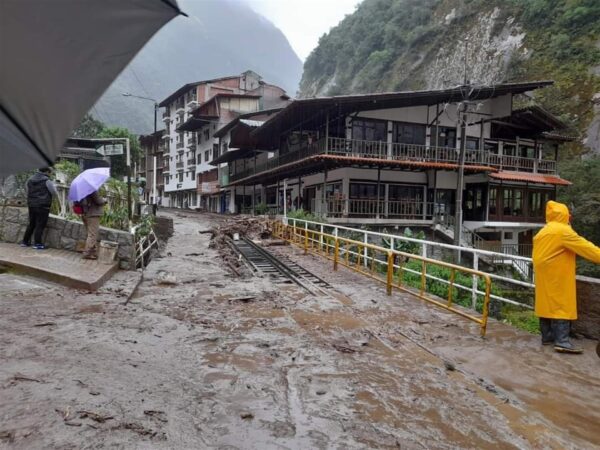 Fotografía de los efectos de las intensas lluvias y el desborde del río Alcamayo hoy, en Aguas Calientes (Perú). 