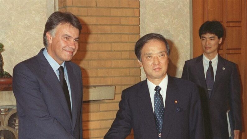 El ex primer ministro japonés Toshiki Kaifu (d) saluda al entonces presidente español, Felipe González, el 3 de junio de 1991, en su visita oficial a Japón. EFE/J.M.Pastor/aa
