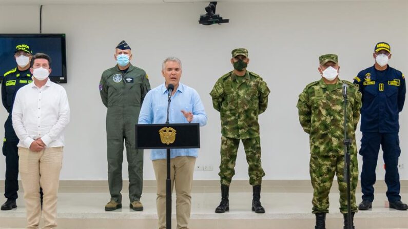 Fotografía cedida por la Presidencia de Colombia que muestra al mandatario, Iván Duque (c), mientras habla junto al ministro de Defensa, Diego Molano (i), y los comandantes de las Fuerzas Militares y de Policía, el 3 de enero de 2022, en Cartagena (Colombia). EFE/ Presidencia De Colombia