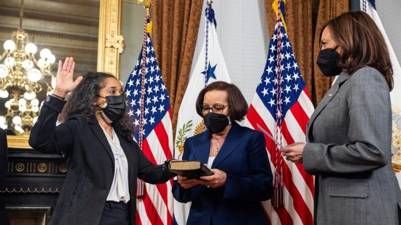 La vicepresidenta de Estados Unidos, Kamala Harris (d), jura ceremonialmente en el cargo de Julissa Reynoso Pantaleon (i) para ser la embajadora de Estados Unidos en España en el Edificio de Oficinas Ejecutivas de Eisenhower en Washington. EFE/EPA/Jim Lo Scalzo/Pool