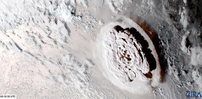 Una imagen de cortesía captada por el satélite GOES-17 de la NOAA y facilitada por la Subdivisión de Meteorología Regional y de Mesoescala (RAMMB) de la Administración Nacional Oceánica y Atmosférica (NOAA)/NESDIS muestra una erupción explosiva del volcán Hunga Tonga-Hunga Ha'apai, situado en el Reino de Tonga del Pacífico Sur, el 15 de enero de 2022. (EFE/EPA/RAMMB/NOAA/NESDIS)