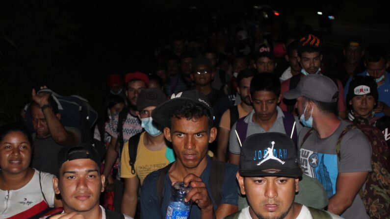 Cientos de migrantes caminan  en el municipio Tapachula, estado de Chiapas (México). Una nueva caravana, la primera de 2022, integrada por unos 500 migrantes, partió este jueves desde la ciudad mexicana de Tapachula, estado de Chiapas, frontera con Guatemala, con rumbo a Estados Unidos. EFE/Juan Manuel Blanco
