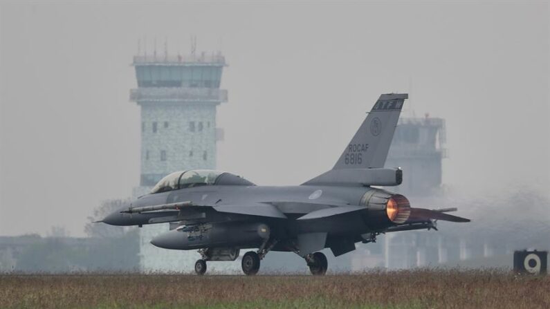 Un avión de combate F-16V de la Fuerza Aérea de Taiwán se prepara para despegar dentro de la base aérea durante un simulacro militar en Chiayi, Taiwán, el 5 de enero de 2022. EFE/EPA/Ritchie B. Tongo