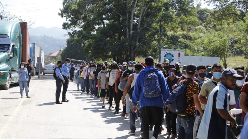 En esta imagen, un grupo de migrantes hondureños, acompañados de nicaragüenses, llegan a la aldea Corinto durante una caravana rumbo a Estados Unidos. EFE/ Gustavo Amador
