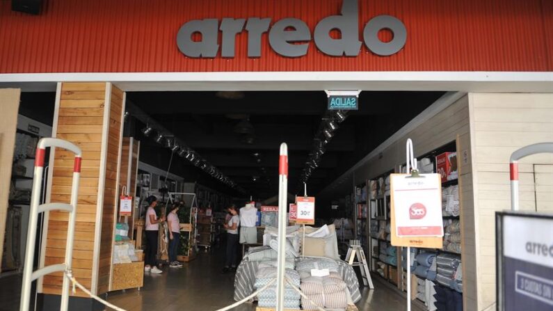 Fotografía de un local comercial sin luz el 11 de enero de 2022, en el barrio Palermo de Buenos Aires (Argentina). EFE/ Enrique García Medina