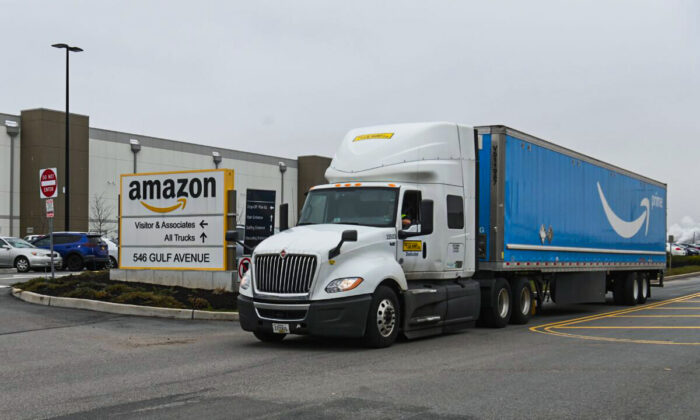 Un camión se ve fuera del almacén de Amazon en Staten Island (Nueva York) el 30 de marzo de 2020. (Angela Weiss/AFP vía Getty Images)