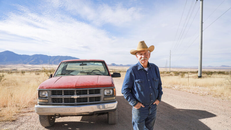 El ranchero John Ladd en su propiedad que colinda con la frontera entre Estados Unidos y México cerca de Naco en el condado de Cochise, Arizona, el 8 de diciembre de 2021. (Charlotte Cuthbertson/The Epoch Times)