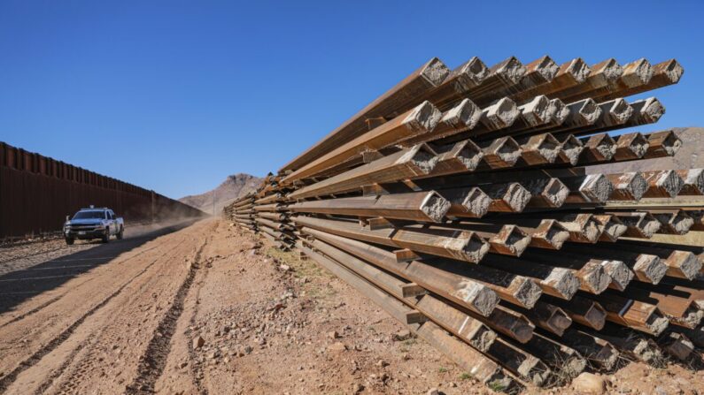 Paneles del muro fronterizo permanecen intactos desde enero de 2021, cuando el presidente Joe Biden detuvo toda la construcción del muro fronterizo, en el condado de Cochise, Arizona, el 6 de diciembre de 2021. (Charlotte Cuthbertson/The Epoch Times)