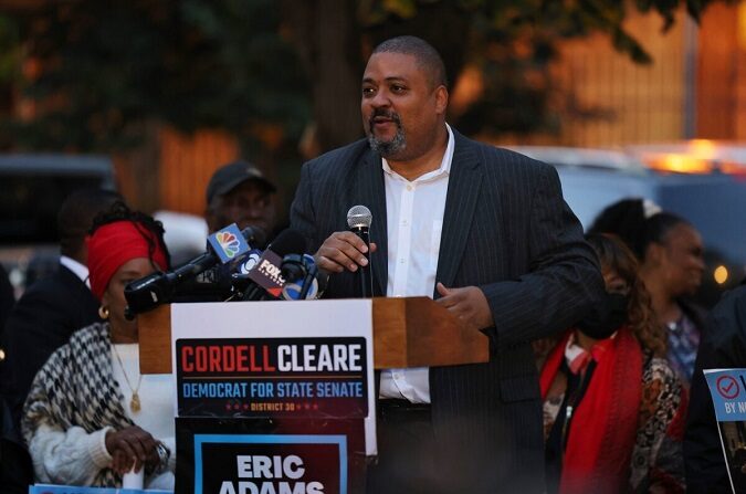 El candidato a fiscal del distrito Alvin Bragg habla durante un mitin de Get Out the Vote en la plaza A. Philip Randolph en Harlem en la ciudad de Nueva York el 1 de noviembre de 2021. (Michael M. Santiago/Getty Images)