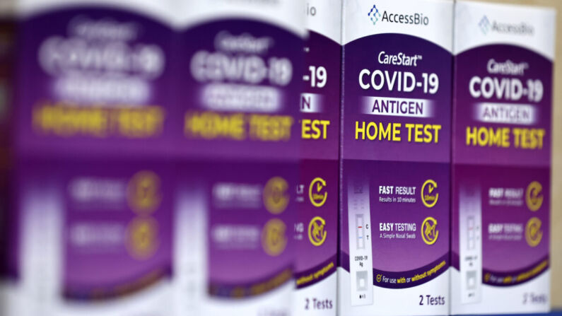 Los kits de pruebas rápidas caseras de COVID-19 en una mesa en un evento de distribución gratuita para aquellos que recibieron vacunas o refuerzos, en Union Station, en Los Ángeles, California, el 7 de enero de 2022. (Mario Tama/Getty Images)