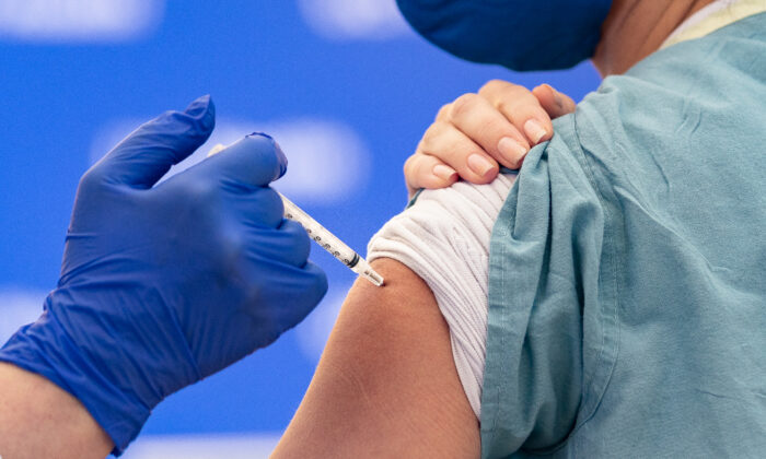 Una enfermera recibe una vacuna COVID-19 en el Centro Médico UCI en Orange, California, el 16 de diciembre de 2020. (John Fredricks/The Epoch Times)