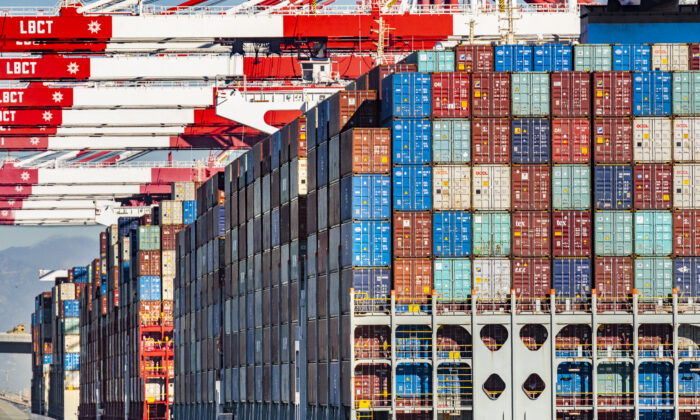 La carga espera ser descargada de los barcos en el puerto de Long Beach, California, el 11 de enero de 2022. (John Fredricks/The Epoch Times)