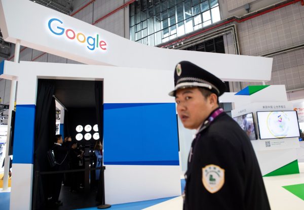 Un hombre de seguridad pasa frente a un stand de Google en la primera Exposición Internacional de Importaciones de China, en Shanghai, China, el 5 de noviembre de 2018. (Johannes Eisele/AFP/Getty Images)
