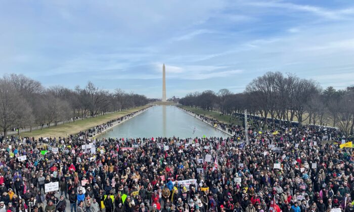 Una multitud se reúne en el Lincoln Memorial para el mitin "Derrotar las ordenanzas", en Washington, el 23 de enero de 2022. (Lynn Lin/NTD)

