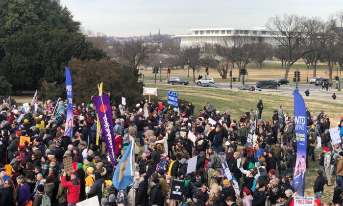 Una multitud se reúne en el Lincoln Memorial para la manifestación "Derrotar los mandatos" en Washington el 23 de enero de 2022. (Lynn Lin/NTD)