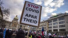 Miles se reúnen en la capital checa para protestar por las restricciones vinculadas al COVID-19