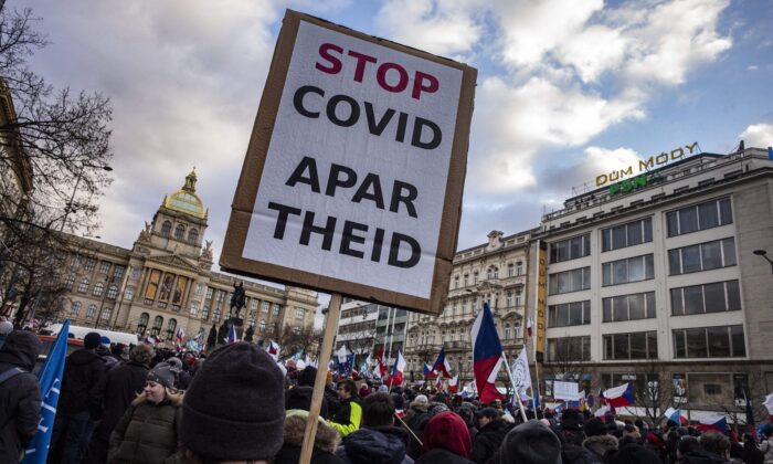 Manifestantes participan en una protesta contra las restricciones vinculadas al COVID-19 en Praga, República Checa, el 30 de enero de 2022. (Michal Cizek/AFP vía Getty Images)
