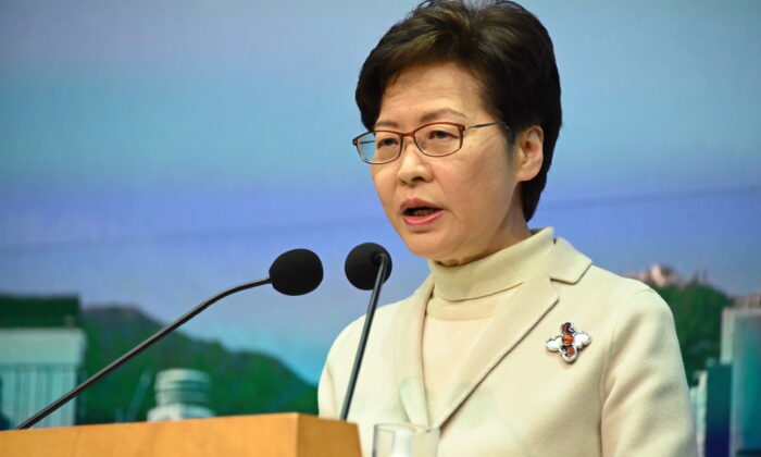 La líder de Hong Kong, Carrie Lam, habla durante su conferencia de prensa semanal en Hong Kong el 4 de enero de 2022. (Bill Cox/The Epoch Times)