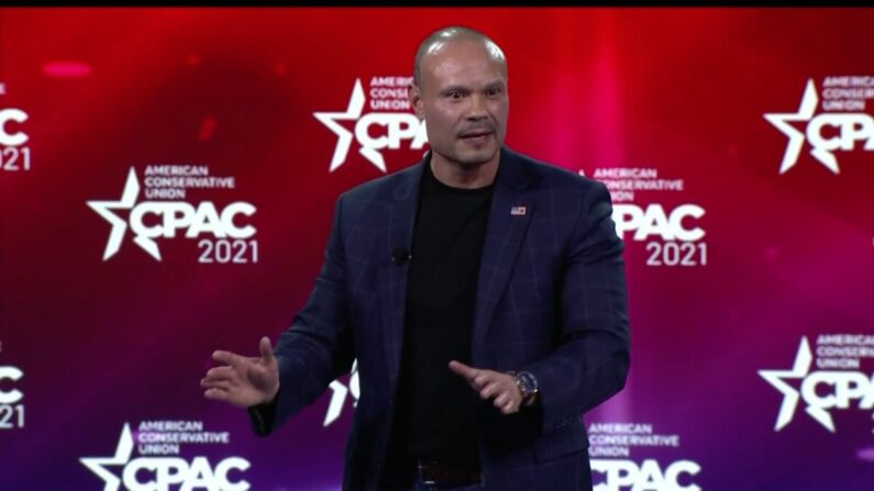 Dan Bongino, presentador de The Dan Bongino Show, hablando en la CPAC en Orlando, Florida, el 28 de febrero de 2021. (CPAC vía NTD)