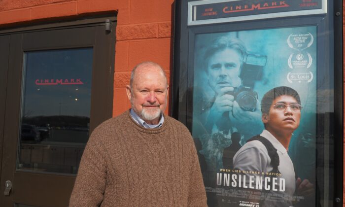 El senador del estado de Delaware, Dave Lawson, quedó impactado tras ver la película "Unsilenced" en el Cinemark Christiana y XD, Delaware, el 24 de enero de 2022 (Lily Sun/The Epoch Times)
