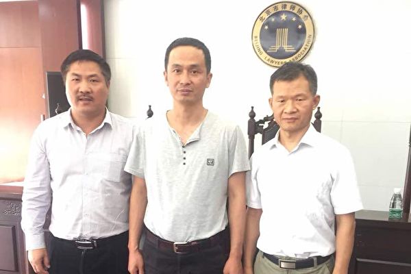 Los abogados Wen Donghai (izquierda), Xie Yangyi y Song Yusheng (derecha) en la Asociación de Abogados de Beijing el 16 de mayo de 2018. (Suyutong/Twitter)