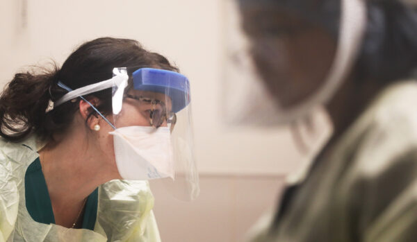 Trabajadores de la salud atienden a un paciente en Coronado, California, el 7 de mayo de 2020. (Mario Tama/Getty Images)