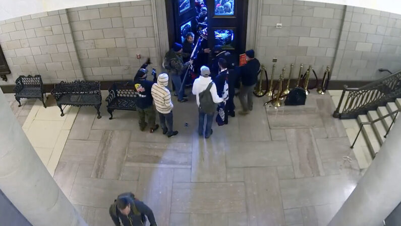 Los manifestantes comienzan a entrar en el Capitolio de Estados Unidos por las históricas Puertas de Colón el 6 de enero de 2021. (Foto de vídeo/Departamento de Justicia de EE.UU.)