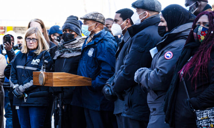 El alcalde de la ciudad de Nueva York, Eric Adams, detrás del podio, da una conferencia de prensa en el lugar del incendio del 9 de enero de 2022 en el Bronx, Nueva York, el 10 de enero de 2022. También se encuentra la presidenta del distrito del Bronx, Vanessa Gibson. (Dave Paone/The Epoch Times)