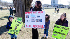 “Mandatos inconstitucionales”: padres de NY protestan contra los mandatos de mascarilla en escuelas