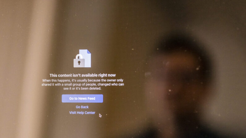 Un hombre se refleja en la pantalla de una computadora que muestra un grupo suspendido en Facebook en Irvine, California, el 7 de enero de 2021. (John Fredricks/The Epoch Times)