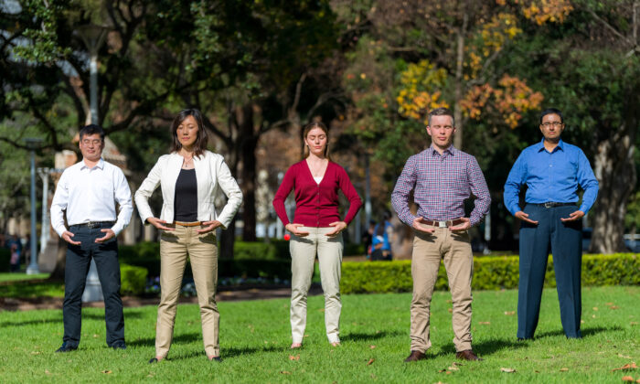 La gente practica los ejercicios de Falun Dafa en un parque en Sydney, Australia, el 26 de junio de 2017. (Emma Morley)