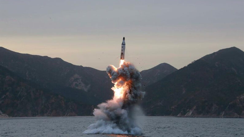 Una imagen de archivo sin fecha publicada por la Agencia Central de Noticias de Corea del Norte (KCNA) que muestra un misil balístico. (EFE-EPA/KCNA)