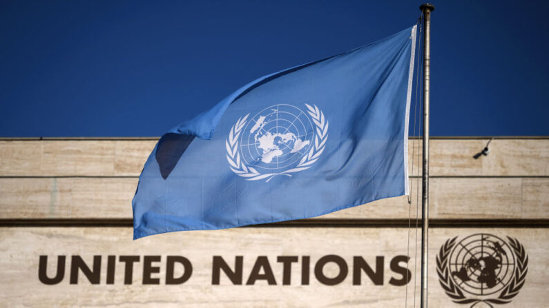 Una bandera de las Naciones Unidas ondea al viento en la entrada principal del edificio "Palais des Nations" que alberga las Oficinas de las Naciones Unidas en Ginebra (Suiza), el 29 de septiembre de 2021. (Fabrice Coffrini/AFP vía Getty Images)