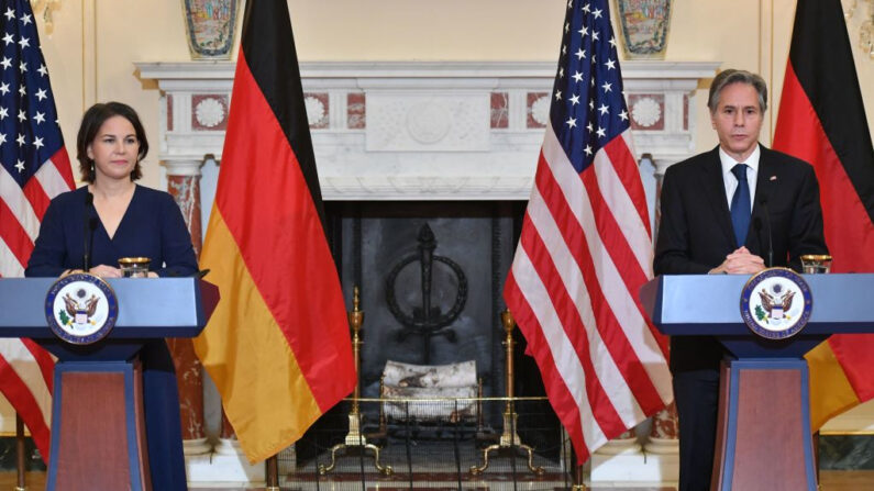 El secretario de Estado de EE.UU., Antony Blinken, y la ministra de Asuntos Exteriores de Alemania, Annalena Baerbock, hablan con la prensa el 5 de enero de 2022, en el Departamento de Estado en Washington, DC. (Mandel Ngan/POOL/AFP vía Getty Images)