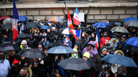 Masivas protestas en Francia por la presión de Macron a los no vacunados