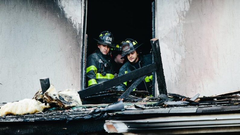Fotografía de archivo donde aparecen bomberos de EE.UU. que revisan los escombros de un edificio quemado. EFE/Alba Vigaray