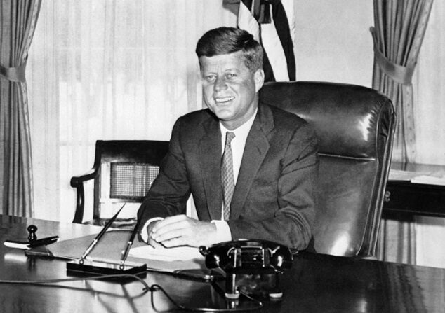 John Fitzgerald Kennedy (1917-63), fotografiado en la década de 1960 en la Casa Blanca en Washington, DC.(-/AFP vía Getty Images)