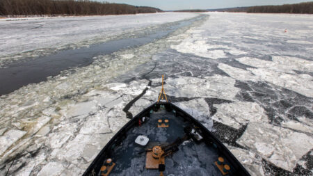Rescatan 34 pescadores atrapados en enorme trozo de hielo flotante
