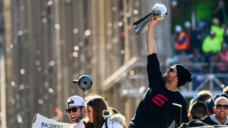 Tom Brady #12 de los New England Patriots reacciona mientras sostiene el trofeo Vince Lombardi durante el desfile de la victoria del Super Bowl el 05 de febrero de 2019 en Boston, Massachusetts. (Billie Weiss/Getty Images)