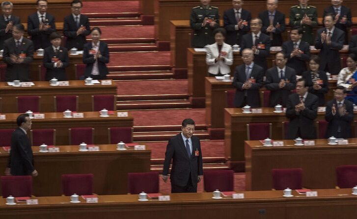 El jefe del Partido Comunista Chino, Xi Jinping, abajo en el centro, llega a la reunión de clausura de la Asamblea Popular Nacional (APN) el 15 de marzo de 2019 en Beijing, China. (Kevin Frayer/Getty Images)