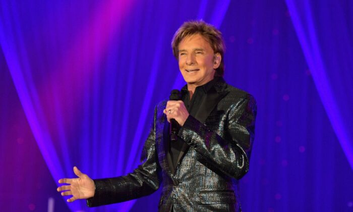 Barry Manilow actúa en el escenario durante el Celebrity Fight Night XXV, en Phoenix, Arizona, el 23 de marzo de 2019. (Amy Sussman/Getty Images para Celebrity Fight Night)
