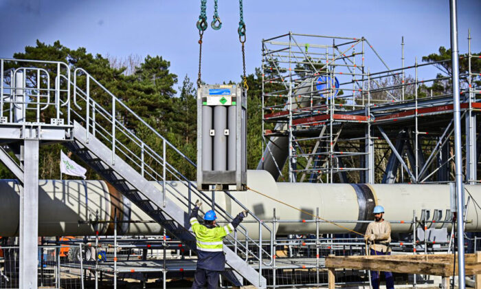 Unos hombres trabajan en las obras del gasoducto Nord Stream 2 en Lubmin, al noreste de Alemania, el 26 de marzo de 2019. (Tobias Schwarz/AFP vía Getty Images)